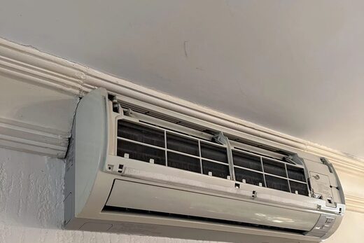 Intervention Difficile sur une Climatisation Partiellement Encastrée : Un Défi Relevé par Purezone !