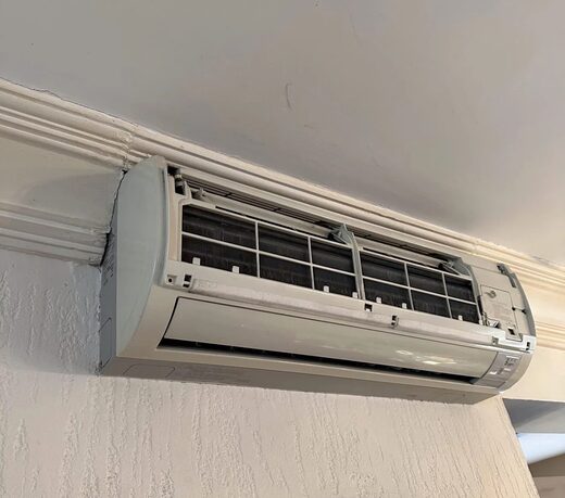 Intervention&#x20;Difficile&#x20;sur&#x20;une&#x20;Climatisation&#x20;Partiellement&#x20;Encastr&#x00E9;e&#x20;&#x3A;&#x20;Un&#x20;D&#x00E9;fi&#x20;Relev&#x00E9;&#x20;par&#x20;Purezone&#x20;&#x21;
